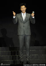 组图：玄彬广州跳激光舞 与粉丝玩自拍显亲和