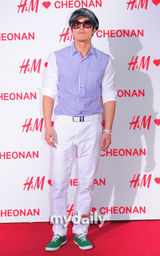 组图：李多海着抹胸裙挤爆乳 助阵服装店开业 