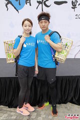 组图：方力申邓丽欣携手参与慈善跑步亲密互动