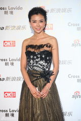 组图：姚星彤亮相红毯 玄色羽毛遮胸惹遐想