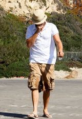 组图：莱昂纳多与女友现身沙滩 见镜头害羞穿衣