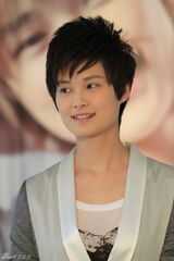 高清图：李宇春获中国邮政青睐 签售明信片遭围堵