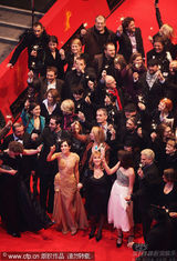 幻灯图集：《在路上》首映变庆生会 主席热拥导演