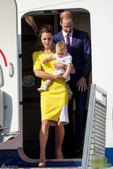 组图：凯特抱子随访澳洲 黄衣明艳狂风吹乱秀发