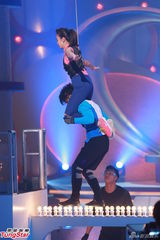 组图：《欢乐满东华2012》落幕 那英西装助阵