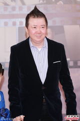 组图：文隽携小女孩走红毯 萝莉呆萌翘莲花指