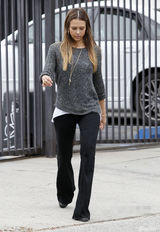 组图：辣妈阿尔芭带爱女出街 囧娃潮衫皮靴抢镜