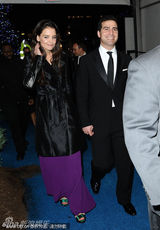 组图：前阿汤嫂凯蒂火速觅第二春 神秘男搂腰摸玉臂