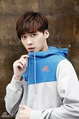 组图：李易峰曝街拍写真 阳光暖男春意袭人