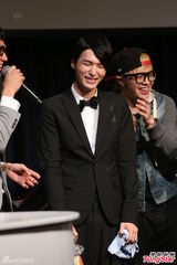 组图：严爵生日趴开唱走音 high到上演湿背秀