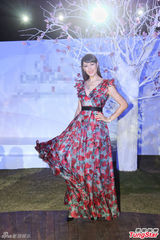 组图：章子怡蕾丝拼接蓝裙俏皮 拒谈恋情