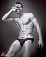 幻灯图集：C罗携手梅根-福克斯性感代言内衣品牌