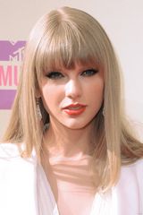 组图：泰勒-斯威夫特白色西装潇洒出镜