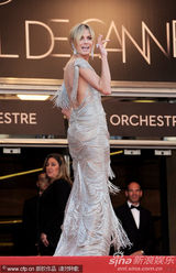 组图：超模海蒂戛纳走秀礼服露背身材高挑