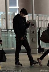 组图：黄晓明开车接Baby破传闻 机场约会被抓包