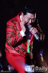 组图：鸟叔PSY韩国开唱 穿喇叭裤起舞大汗淋漓