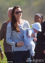 组图：凯特携小王子出国度假 小家伙壮实脸嘟嘟