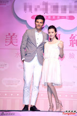 组图：凤小岳亮相产品代言 西装笔挺帅气有型