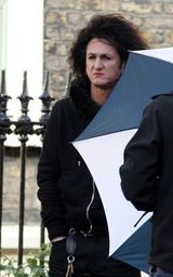 组图：西恩-潘爱尔兰拍新片 奥斯卡影帝变摇滚浪子