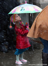 幻灯图集：阿汤嫂雪天带女儿购物 苏瑞顽皮舔雪