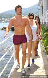 组图：凯莉-布鲁克肉臀若隐若现 与男友海边度假