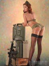 组图：艳星罗茜-琼斯领衔军队风大片 美胸翘臀诱人