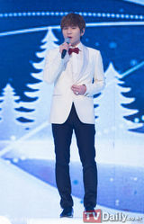 组图：《M Countdown》现场 f(x)圣诞装活泼可爱