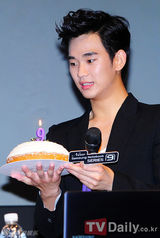 组图：金秀炫出席粉丝见面会展现亲和力