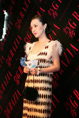 组图：霍思燕亮相时尚活动获年度风尚跨界大奖