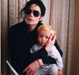 组图：迈克尔-杰克逊罕见家庭照温馨抱娃