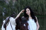 组图：陶红最新户外写真曝光 策马而行气质不凡
