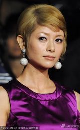 组图：《如父如子》戛纳首映 真木阳子撞色抢眼