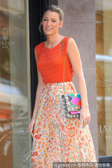 组图：莱弗利碎花裙赶拍《绯闻女孩》 搞怪表情不断