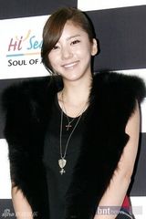 组图：f(x)宋茜与朴宰范全慧彬等众星云集时尚秀场