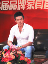 组图：陆毅空降太原遇粉丝围追  武警出动护驾