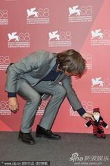 组图：《危险方法》记者会 奈特莉花裙黑超抢眼