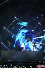 组图：S.H.E开唱上演变装秀 劲歌热舞high不停