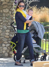 高清图：杰西卡-阿尔芭享受亲子时光小女儿可爱