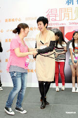 组图：吴君如间接承认怀孕 不惧与刘嘉玲竞争 