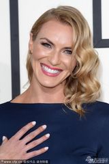 组图：56届格莱美红毯 泰勒透视麦当娜反串绅士