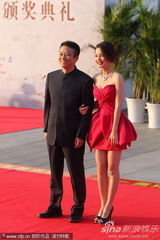 组图：《建党伟业》黄建新亮相 李沁超短红裙可爱