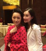 组图：43岁杨钰莹不老传奇 与舒畅合影似少女