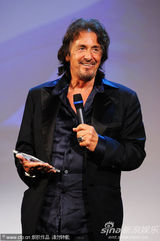 组图：帕西诺获颁导演万岁奖 与小女友分享喜悦