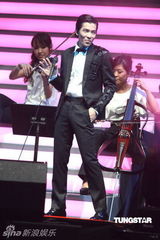 组图：萧敬腾唱《black or white》 向杰克逊致敬