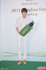 组图：李敏镐全白亮相代言疑透点 15分钟快闪