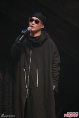 组图：陈奕迅黑斗篷装亮相叱咤 黑布蒙头无厘头