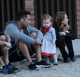 组图：阿尔芭一家公园游玩 一对女儿活泼可爱