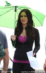 组图：梅根-福克斯现身片场身材微胖