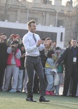 组图：贝克汉姆北京正装绿茵场飞奔 身姿矫健