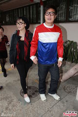 组图：钱嘉乐汤盈盈爱女出生 甜蜜接吻送喜糖